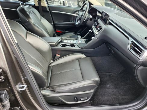 Used 2025 Genesis G70 2.5T image 11