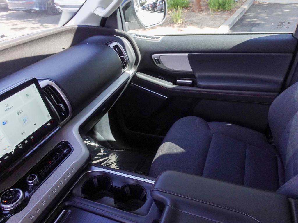 Used 2025 Ford Expedition Max Active AWD/4WD image 20