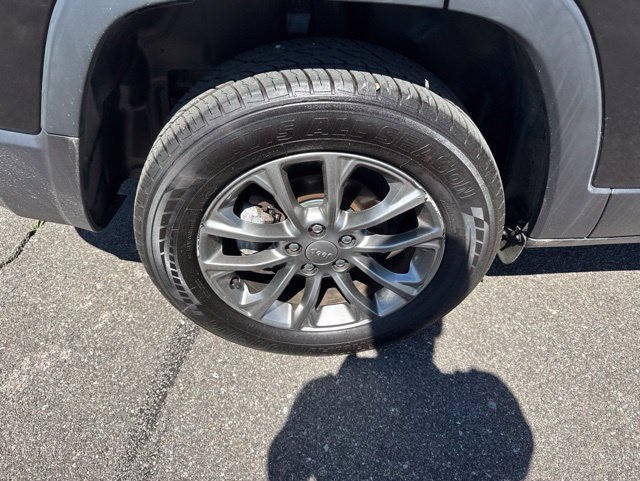 Used 2019 Jeep Cherokee Latitude Plus w/ Cold Weather Group FWD image 9