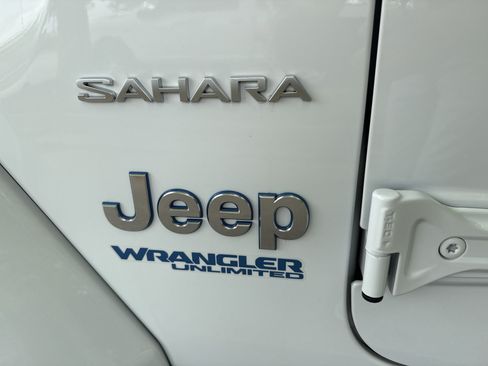 Used 2022 Jeep Wrangler Unlimited Sahara w/ Cold Weather Group AWD/4WD image 11