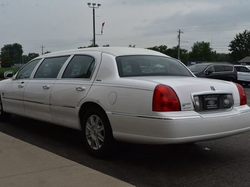 Used 2008 Lincoln Town Car Executive RWD image 15