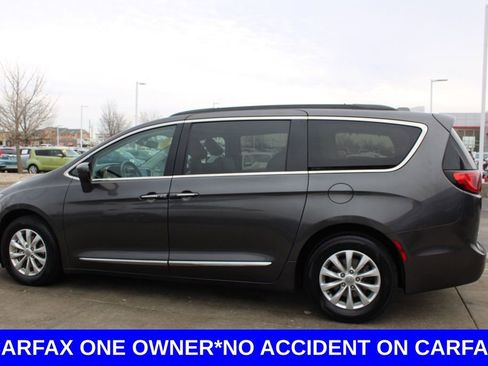 Used 2017 Chrysler Pacifica Touring-L image 4