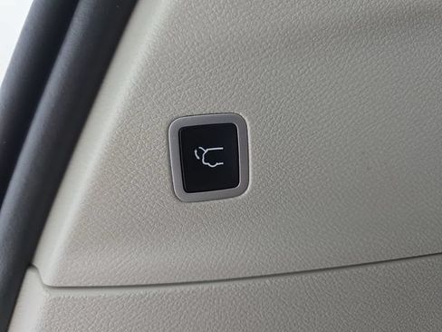 Used 2024 Chrysler Pacifica Limited FWD image 35