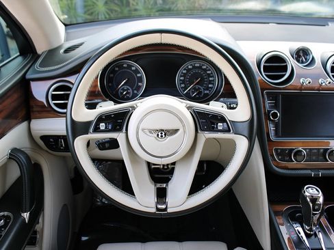 Used 2019 Bentley Bentayga AWD/4WD image 29