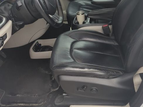 Used 2017 Chrysler Pacifica Touring-L w/ Tire & Wheel Group FWD image 3