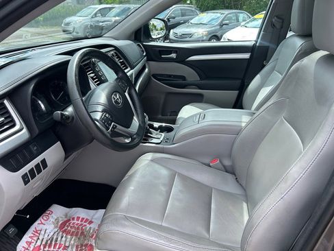 Used 2014 Toyota Highlander XLE AWD/4WD image 4