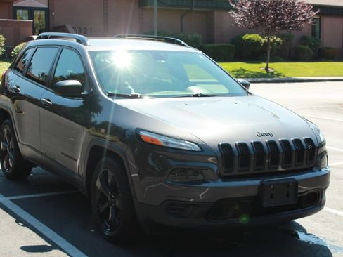 Used 2017 Jeep Cherokee Sport FWD image 3
