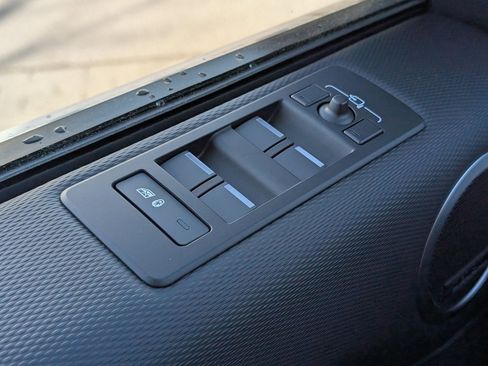 Certified 2024 Land Rover Discovery Dynamic SE image 25