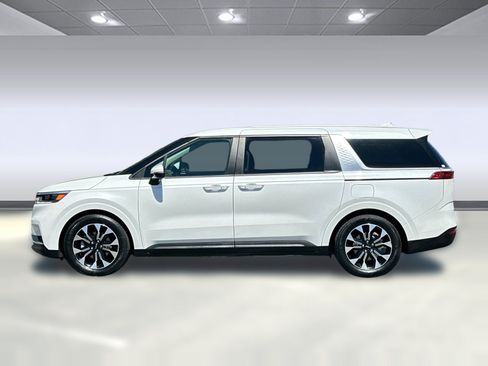 Used 2024 Kia Carnival EX FWD image 2