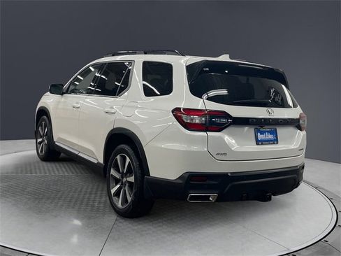 Certified 2024 Honda Pilot Touring image 3