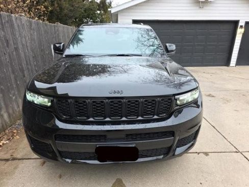 Used 2023 Jeep Grand Cherokee L Laredo image 3