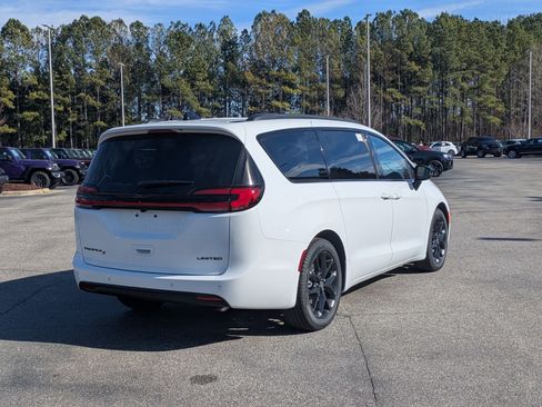 New 2026 Chrysler Pacifica Limited image 5