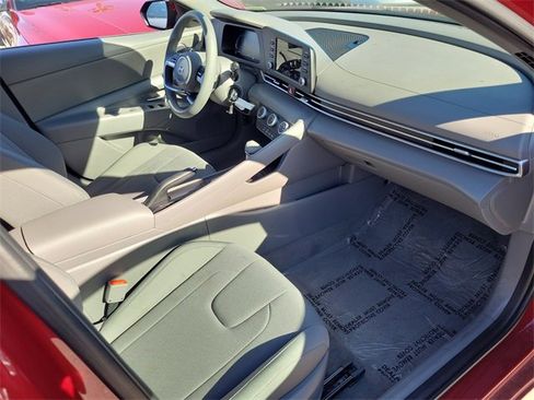 Used 2025 Hyundai Elantra SE image 17