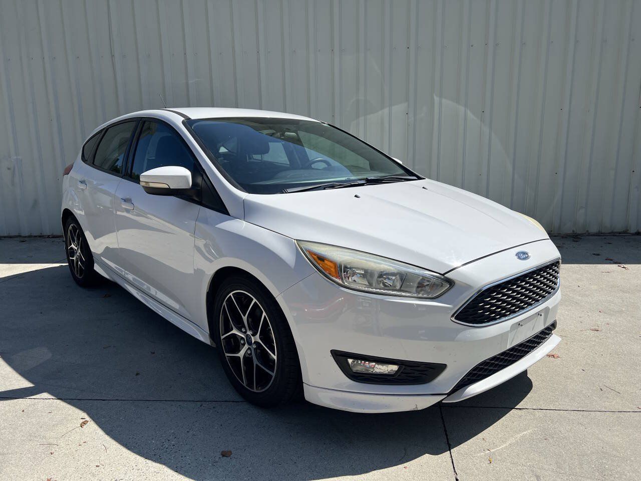 Used 2016 Ford Focus SE w/ SE Sport Package FWD image 1