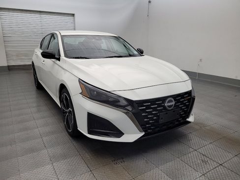 Used 2025 Nissan Altima 2.5 SR FWD image 13
