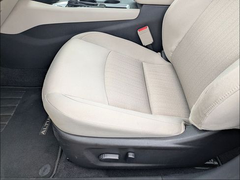 Used 2025 Nissan Altima 2.5 SV FWD image 15