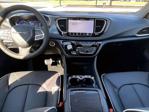 New 2026 Chrysler Pacifica Limited image 5