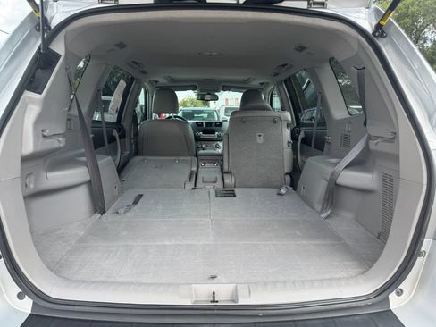 Used 2012 Toyota Highlander SE w/ Tow Pkg AWD/4WD image 11