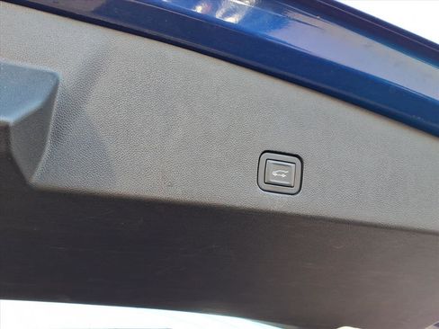 Used 2023 Cadillac XT6 Premium Luxury image 17