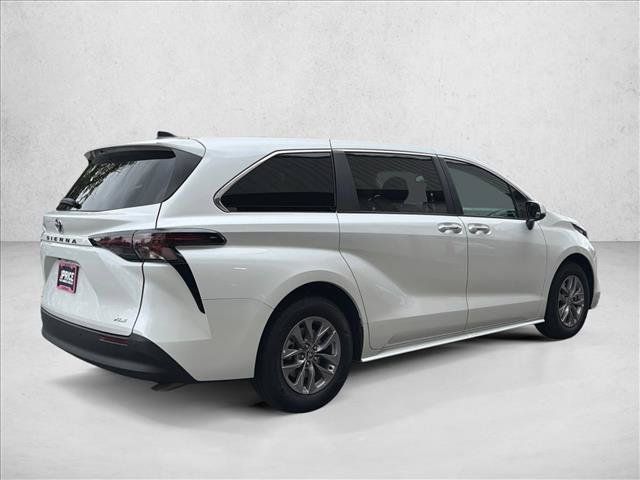 Used 2025 Toyota Sienna XLE AWD/4WD image 5
