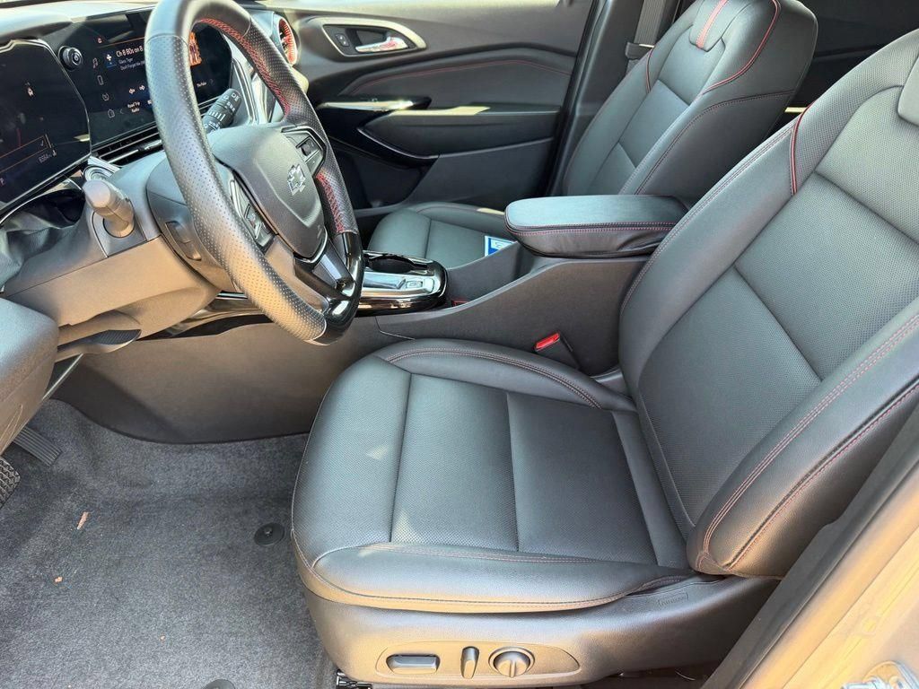 Used 2026 Chevrolet Trax RS w/ Sunroof Package FWD image 10