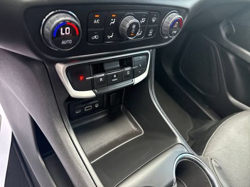 Used 2023 GMC Terrain SLT AWD/4WD image 26