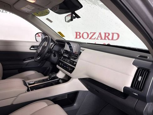 Used 2025 Nissan Pathfinder SL AWD/4WD image 17