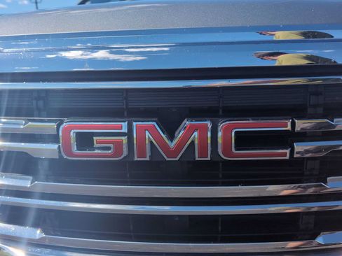 Used 2023 GMC Acadia SLT w/ Preferred Package FWD image 31