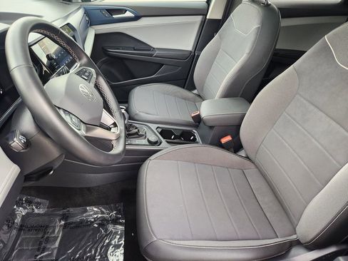 Certified 2024 Volkswagen Taos SE image 7