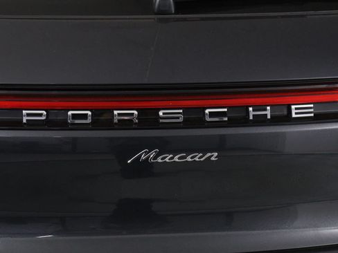 Certified 2026 Porsche Macan AWD/4WD image 22