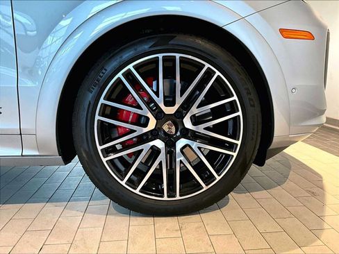 Used 2025 Porsche Cayenne GTS w/ Premium Package image 14