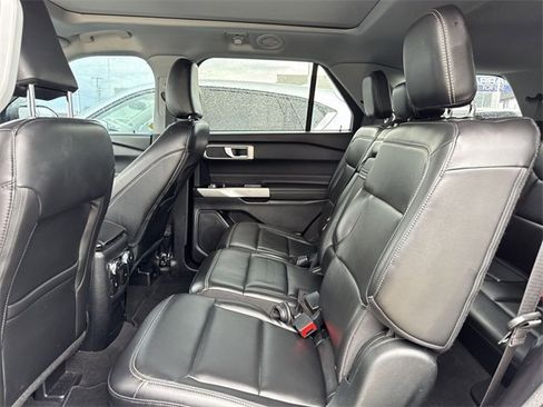 Used 2022 Ford Explorer XLT w/ Equipment Group 202A image 9