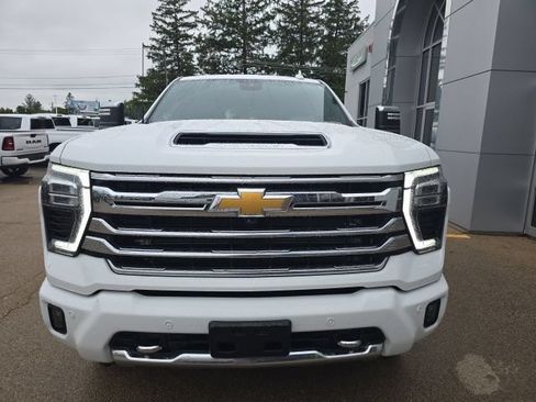 Used 2024 Chevrolet Silverado 2500 High Country w/ Technology Package AWD/4WD image 2