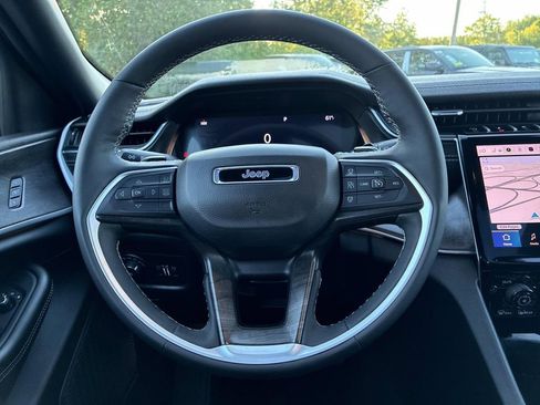 Certified 2025 Jeep Grand Cherokee Limited AWD/4WD image 18