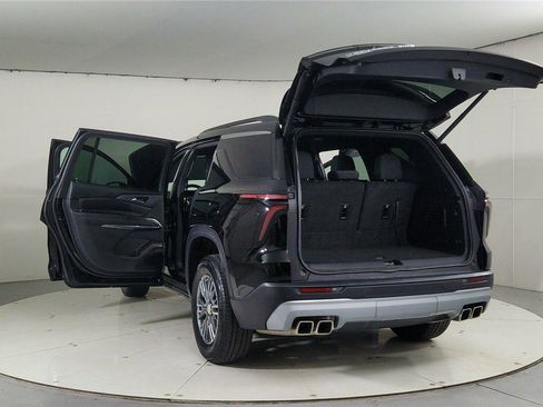 Used 2024 Chevrolet Traverse LT image 11