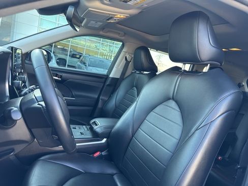 Used 2020 Toyota Highlander XLE image 21