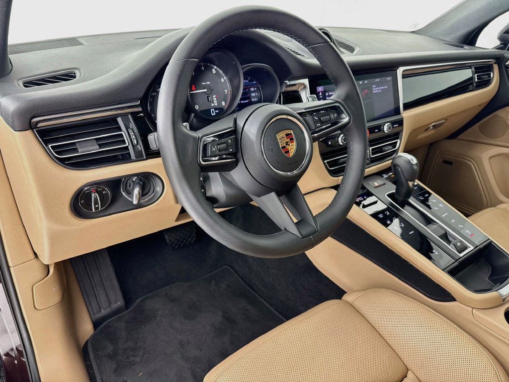 Certified 2025 Porsche Macan AWD/4WD image 4