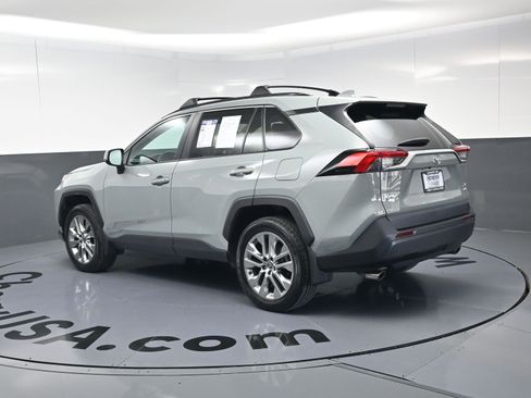 Used 2021 Toyota RAV4 XLE Premium image 7