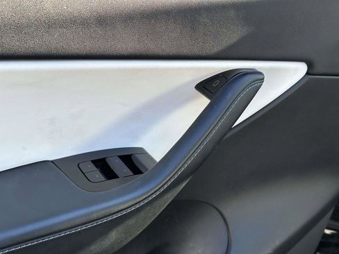 Used 2020 Tesla Model Y Long Range image 12