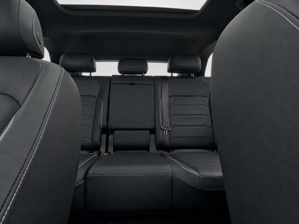 Certified 2024 Volkswagen Tiguan SEL R-Line AWD/4WD image 28