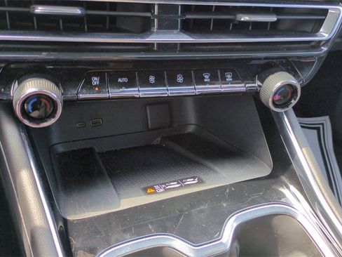 Used 2025 Chevrolet Traverse LT image 16