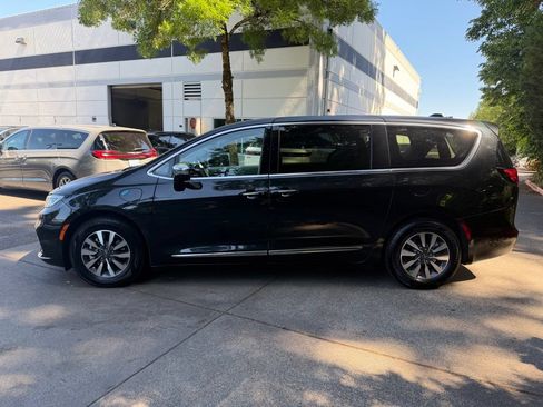 Used 2023 Chrysler Pacifica Limited FWD image 4