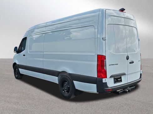 Used 2024 Mercedes-Benz Sprinter 2500 image 3