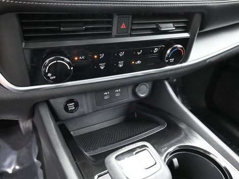 Used 2024 Nissan Rogue S AWD/4WD image 19