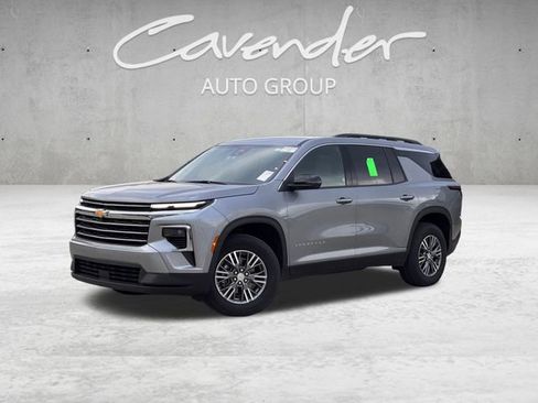 Used 2025 Chevrolet Traverse LT image 1