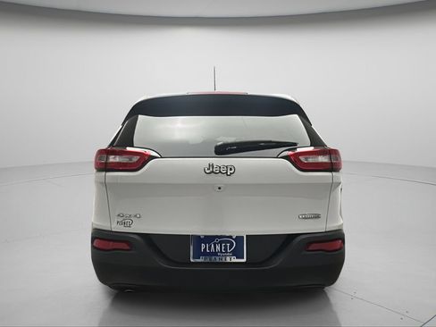 Used 2016 Jeep Cherokee Latitude w/ Cold Weather Group AWD/4WD image 6
