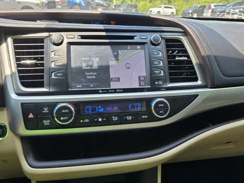 Used 2019 Toyota Highlander XLE FWD image 24