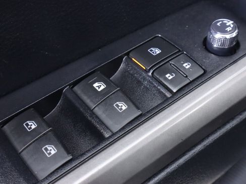 Used 2016 Toyota Tacoma SR5 w/ SR5 Appearance Package (SN) image 25