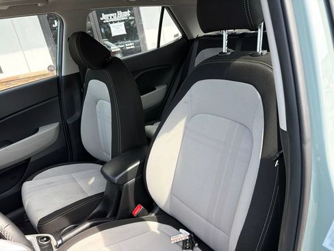 Used 2025 Hyundai Venue SEL FWD image 3