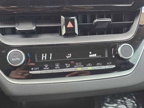 Used 2025 Toyota Corolla LE image 30